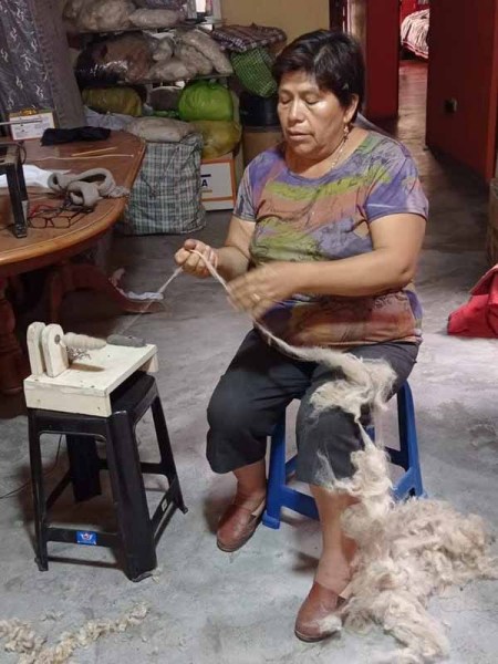 Manual-alpaca-spinning-in-Peru Manual-alpaca-spinning-in-Peru