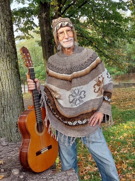 Sustainable-Fashion-and-natural-photography-poncho-and-guitar Sustainable-Fashion-and-natural-photography-poncho-and-guitar
