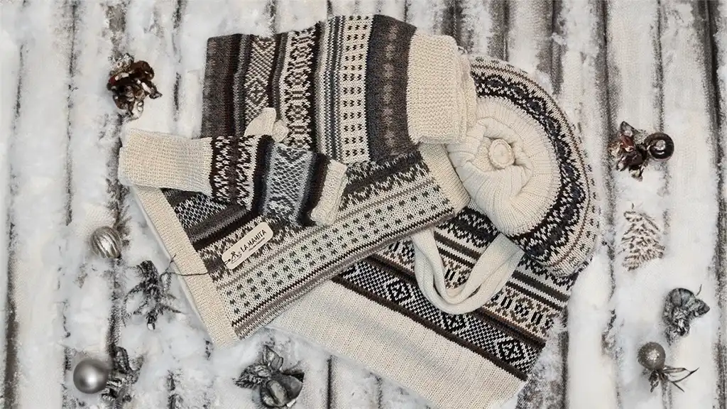 Unique Christmas gifts winter women's outfit women's outfit in white wool with geometric patterns, leggings, beret, gloves and scarf