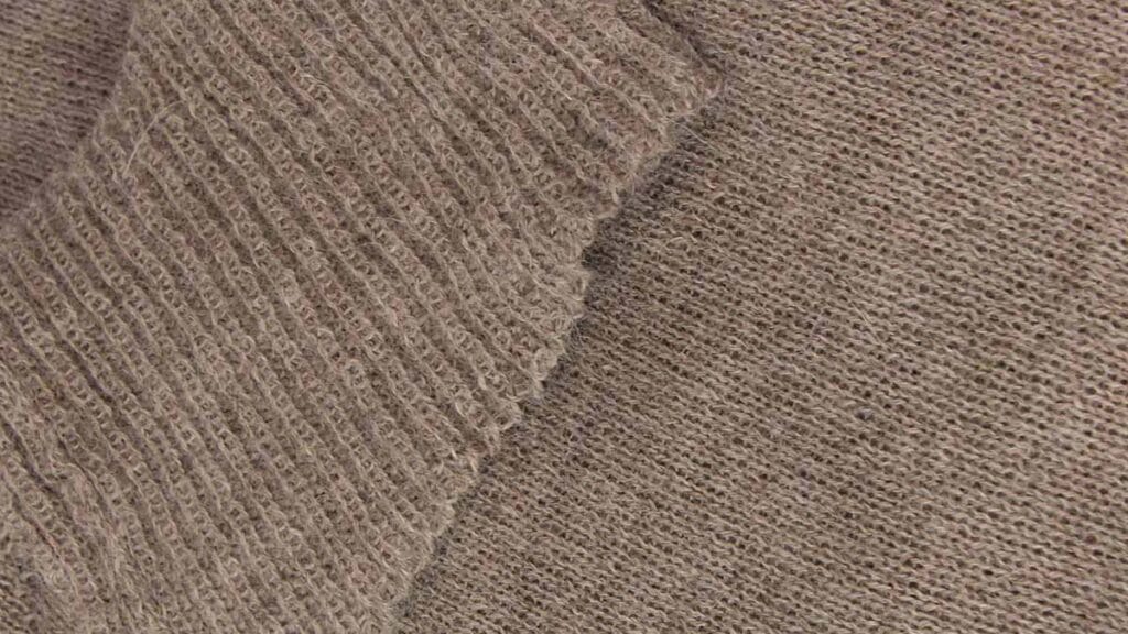 Fine knit men’s jumper – detail of the alpaca fabric